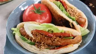 Szkolny hot dog z kiełbaską z pieprzem, pomidorkiem, ogórkiem, sałatą i prażoną cebulką