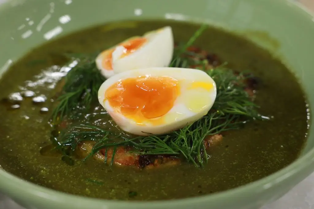 Zupa szczawiowa z białą kiełbasą, purée chrzanowym i jajkiem