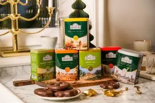 Herbaty liściaste zielone i czarne marki Ahmad Tea