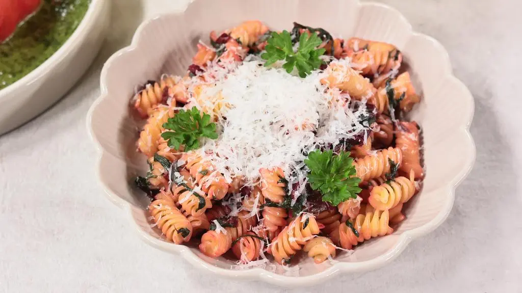Macosza pasta – świderki z masłem, parmezanem i botwinką z czosnkiem 