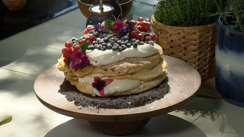 Tort omletowy z kremem serowym i owocami