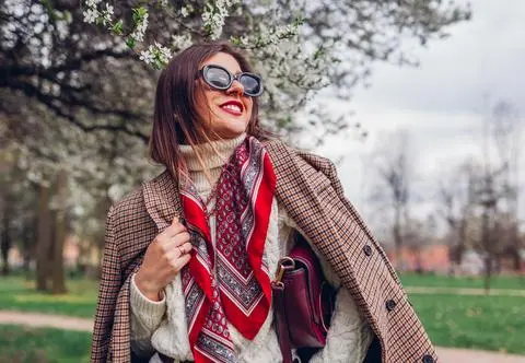 Torba z ćwiekami to gorący trend wiosny. Zobacz, jak noszą ją it-girls