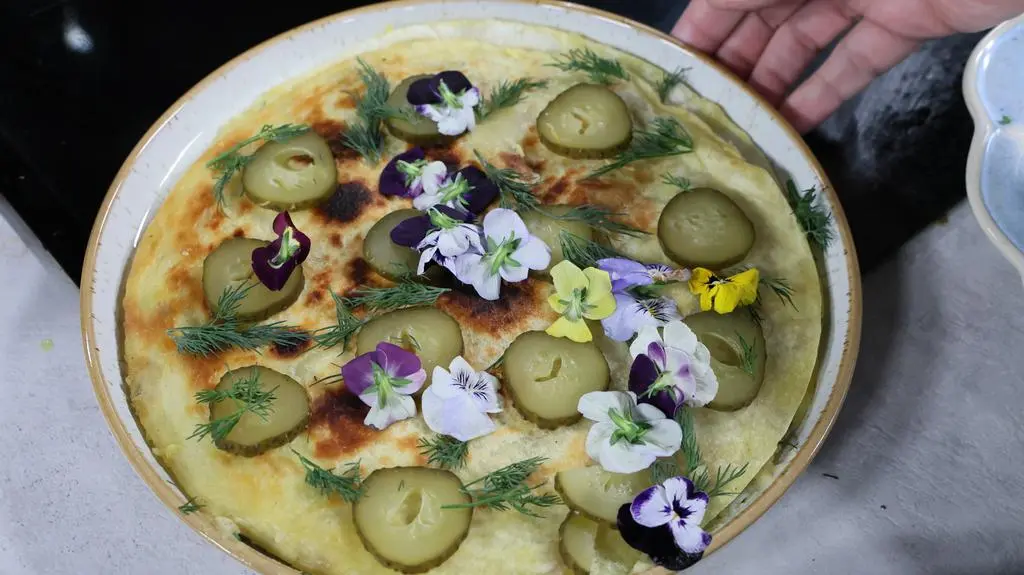 Tortilla z ziemniakami, kiełbasą, serem i sałatką 