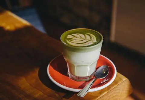 Picie matcha latte powoduje wypadanie włosów? Eksperci tłumaczą 