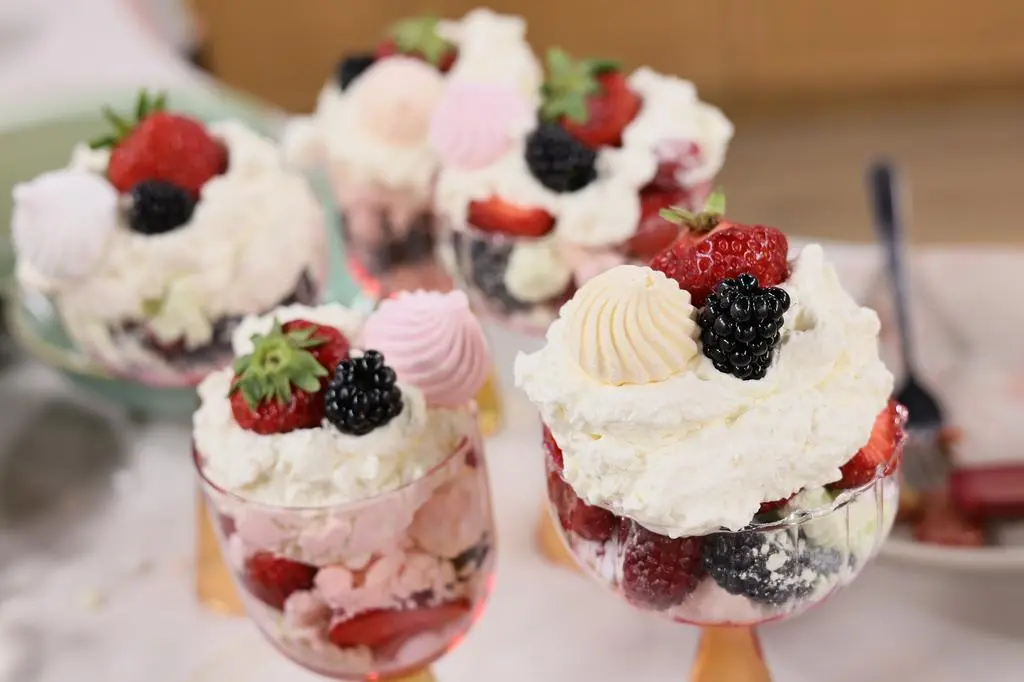 Eton mess z polskimi truskawkami i domową bezą