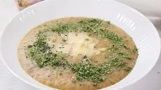 Zupa czosnkowa z tymiankiem i chrupiącymi grzankami