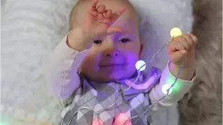 dziecko bawiące się światełkami