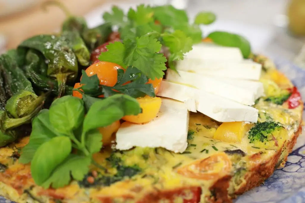 Frittata z brokułami, serem fellada oraz warzywami