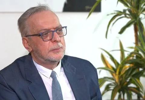 Dlaczego nalejesz sobie wina, ale nie zjesz sałatki z azbestem? "Pijemy truciznę i mówimy: Na zdrowie"