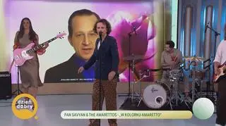 Pan Savyan & The Amarettos w piosence "W kolorku amaretto"