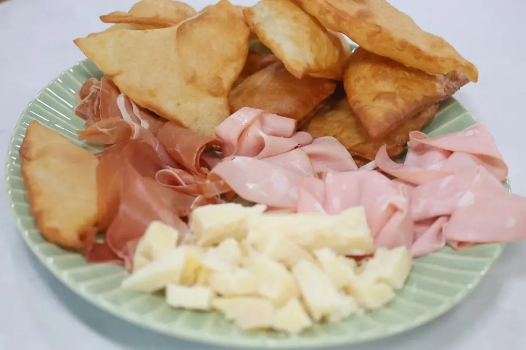 Torta fritta z dodatkami