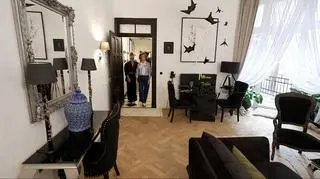 Sama maluje obrazy i robi meble. Jej czarno-białe mieszkanie zachwyca pomysłowością