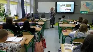 Rotory pod ławkami ratują koncentrację dzieci. Nauczycielka: "Mniej się stresują"