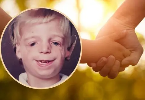 Rodzice porzucili go w szpitalu przez chorobę. Wiele lat później znów się do nich odezwał. "To bolało"