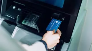 Co zrobić, kiedy karta utknęła w bankomacie? Czy da się ją odzyskać?