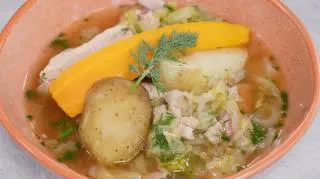 Kapuśniak z młodej kapusty na żeberkach, z młodymi ziemniaczkami i koprem