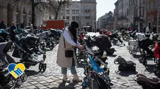 109 pustych dziecięcych wózków na rynku we Lwowie. "Symbolizują życie aniołków"