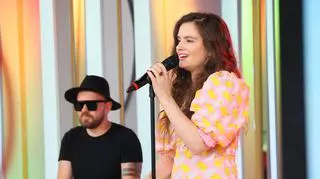 Maria Niklińska na scenie Dzień Dobry TVN z piosenką "Something Like Real Love"