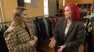 Saszan na scenie w ubraniach z lumpeksu