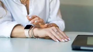 Kobieca dłoń z biżuterią