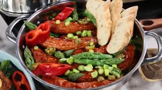 Duszona kiełbasa Brocka z młodą kapustą i prażonym wędzonym boczkiem