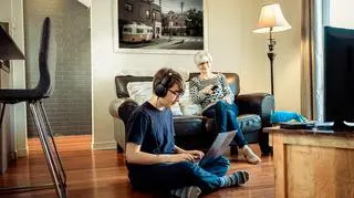 osoby, które oglądają telewizję 