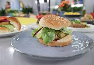 Burgery rybno–ziemniaczane. Sprawdź przepis Jaśka Kuronia