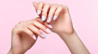 Ten manicure podbił serca gwiazd. Jest subtelny i bardzo romantyczny 