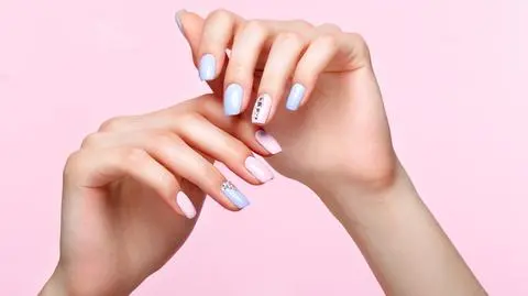Ten manicure podbił serca gwiazd. Jest subtelny i bardzo romantyczny 