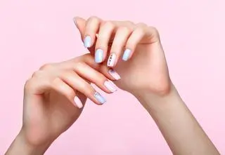 Ten manicure podbił serca gwiazd. Jest subtelny i bardzo romantyczny 