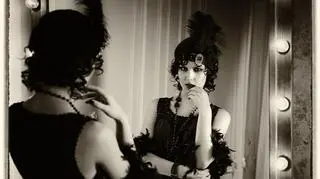 Buntowniczki z lat 20. powracają. Makijaż w stylu flapper girls znowu na topie 