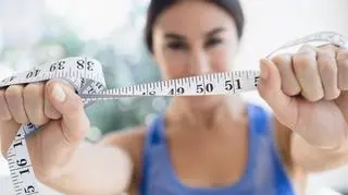 kobieta, która trzyma centymetr 