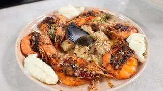 Przegrzebki w posypce z orzechów pinii z krewetkami