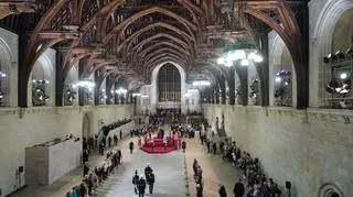 Król Karol III, księżniczka Anna, książę Andrzej i hrabia Edward zmierzają do trumny matki, królowej Elżbiety II aby odbyć przy niej wartę.