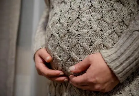 Matka urodzi dziecko własnemu synowi. "To najpiękniejsza rzecz, jaka mi się przytrafiła"