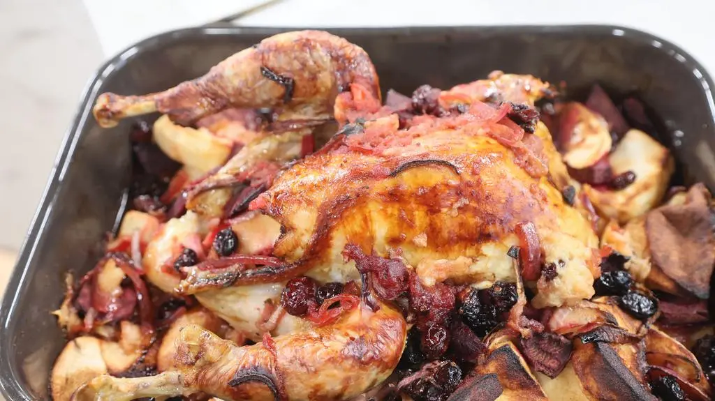 Pieczona perliczka z jabłkami, żurawiną i goździkami