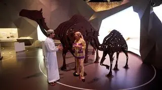 Muzeum Across Ages w Omanie – celebracja przyszłości  – napisy