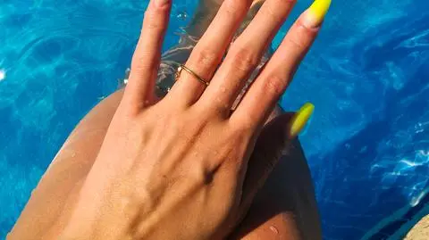 Half-dips, czyli idealny manicure na lato 2022. Tę stylizację pokochały gwiazdy