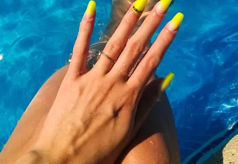 Half-dips, czyli idealny manicure na lato 2022. Tę stylizację pokochały gwiazdy