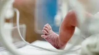 Wyjął niemowlę z inkubatora i rzucił nim o ziemię. Ojciec skazany na dożywocie 