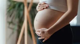 Pokazała mężowi, jak to jest być w ciąży. Wykonanie prostych czynności sprawiło mu niemały kłopot