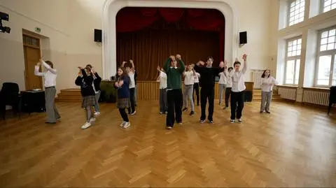 #DDdance. Maturzyści tańczą choreografię z początku lat 2000.