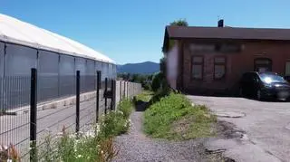 Uwaga! TVN. Radny nie chce usunąć płotu. Ma nakaz sądu