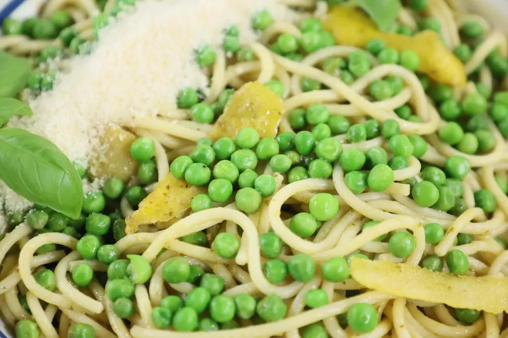 Makaron z pesto, młodym groszkiem i cytryną