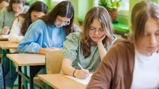 Klasówki za opłatą, rodzice oburzeni. "Ograniczenie prawa obserwowania postępów w nauce"