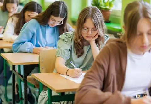 Klasówki za opłatą, rodzice oburzeni. "Ograniczenie prawa obserwowania postępów w nauce"