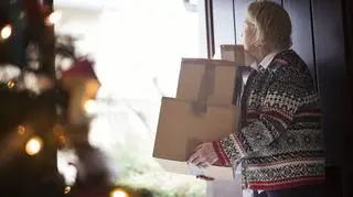 Czy paczka dotrze przed świętami? Firmy kurierskie podały terminy dostaw