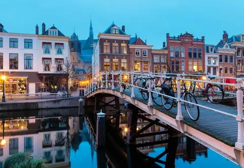 Dlaczego warto zwiedzić Leiden? Historia i atrakcje miasta
