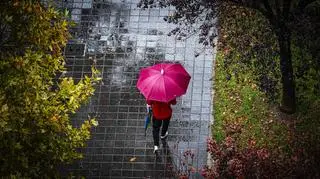 Pogoda na sobotę. Gdzie przydadzą się parasole? "Zalecana ostrożność, szczególnie na drogach"