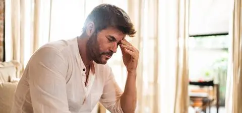 Alkohol to legalna toksyna, która rujnuje zdrowie, życie i relacje międzyludzkie. Jak rozpoznać uzależnienie i gdzie szukać pomocy?